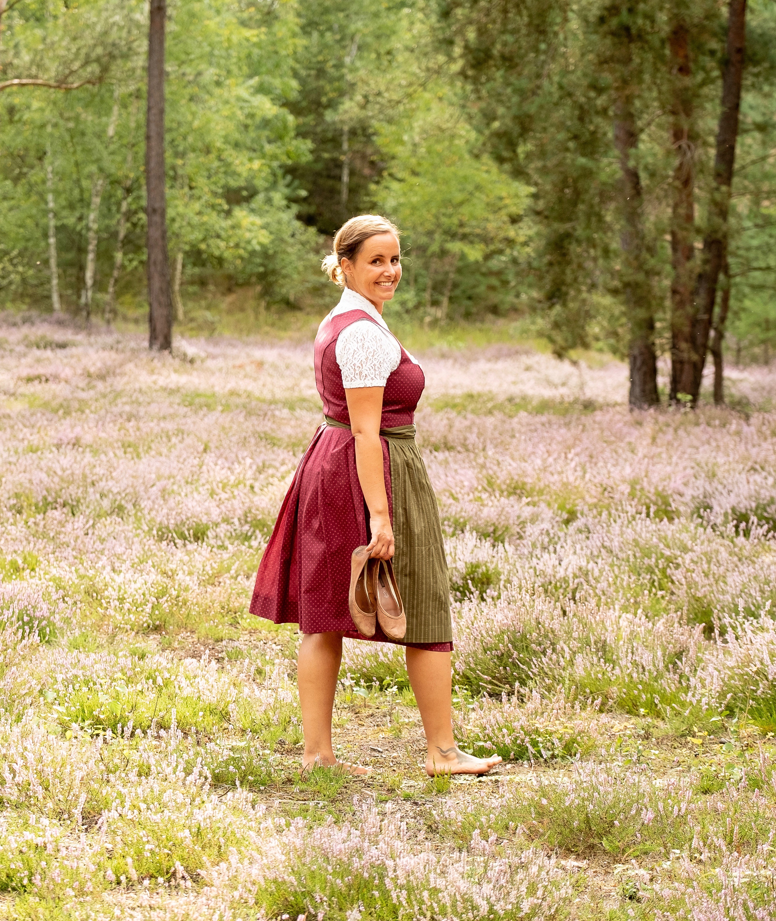 Jessica Thaler im Dirndl in einem Heidefeld bei Abensberg