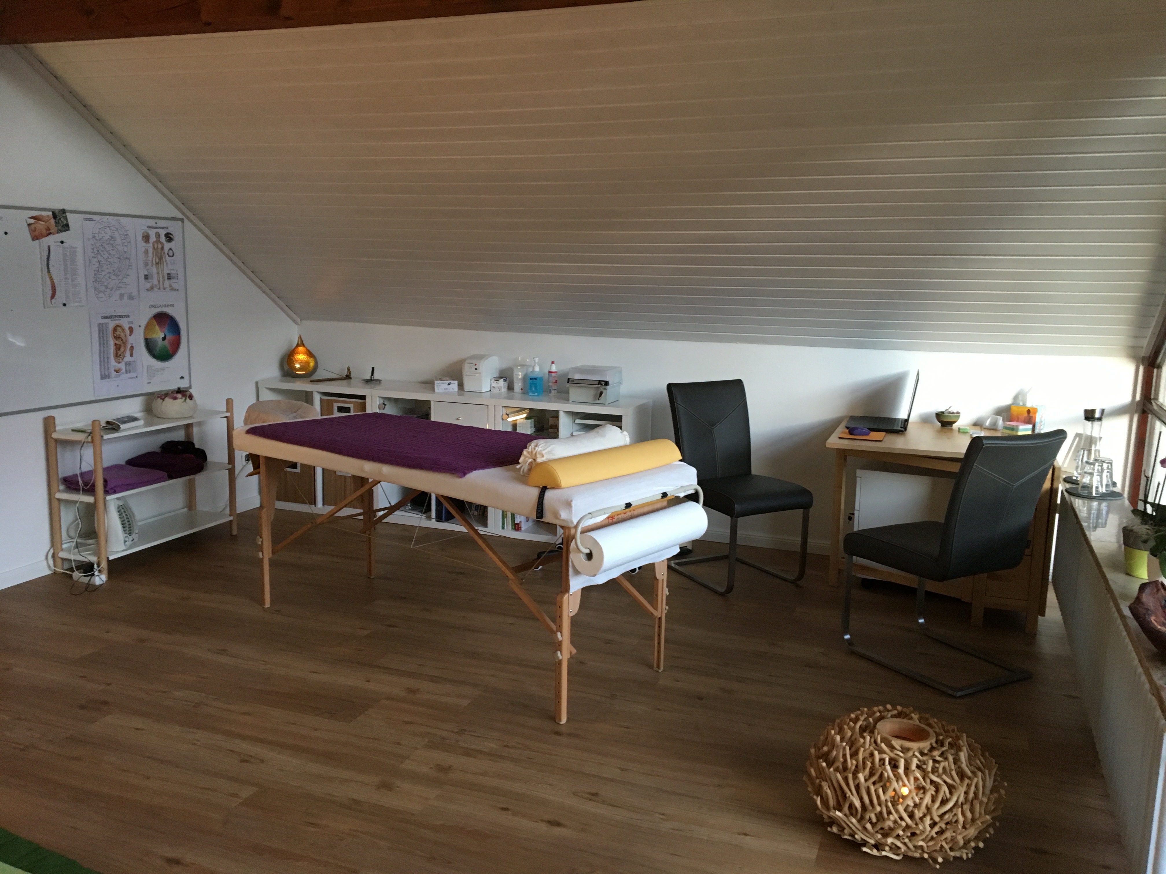 Behandlungsraum mit Therapieliege im Praxisstudio